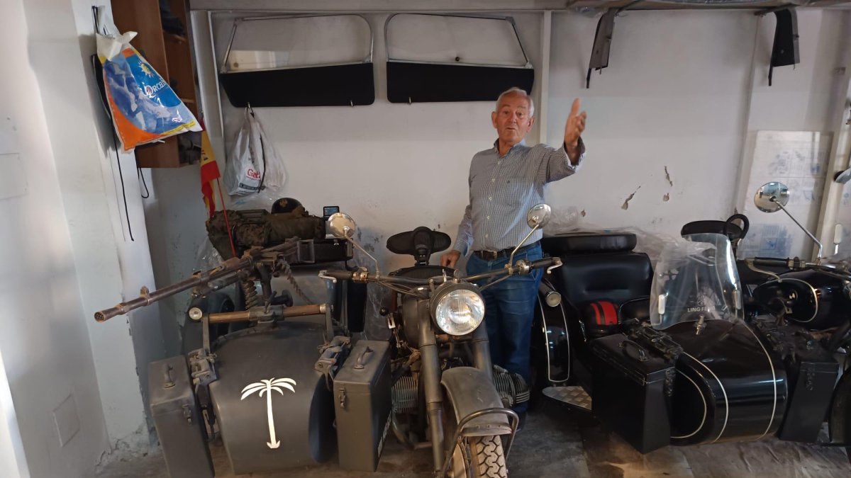Paco Jaime junto a sus motocicletas con sidecar.