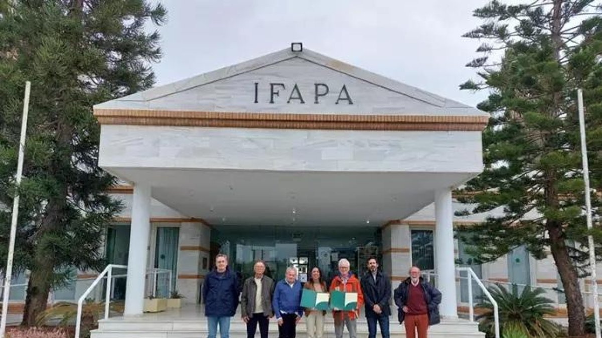 El Ifapa con Marta Bosquet en el centro, tras la firma de un convenio con el GEM, represetado por José Rivera con chaqueta roja