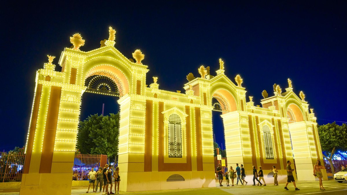Vista de la portada de la Feria de Almería