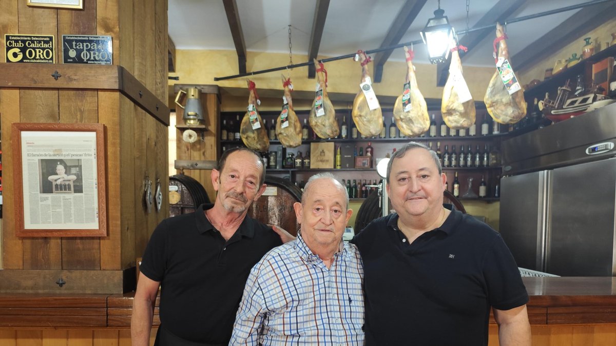 El equipo tras la barra de la histórica Bodega Montenegro.