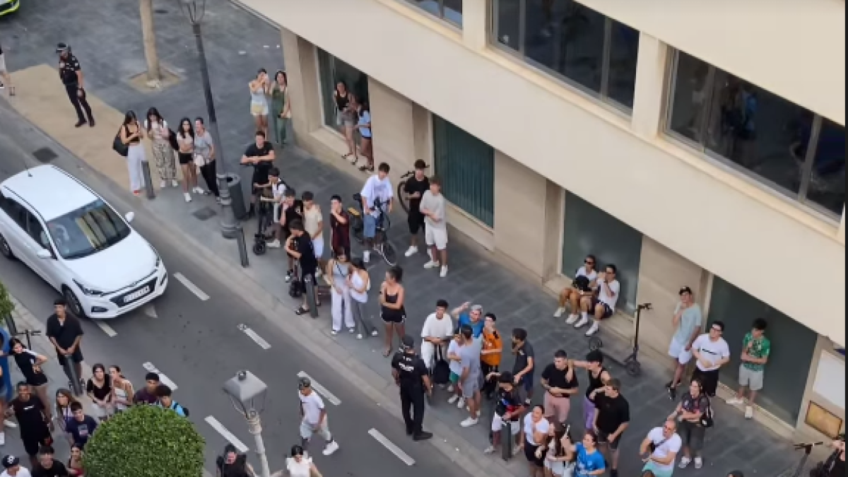 Jóvenes frente al Terrao por la presencia de los youtubers Erra Aslani y Juan Beato.