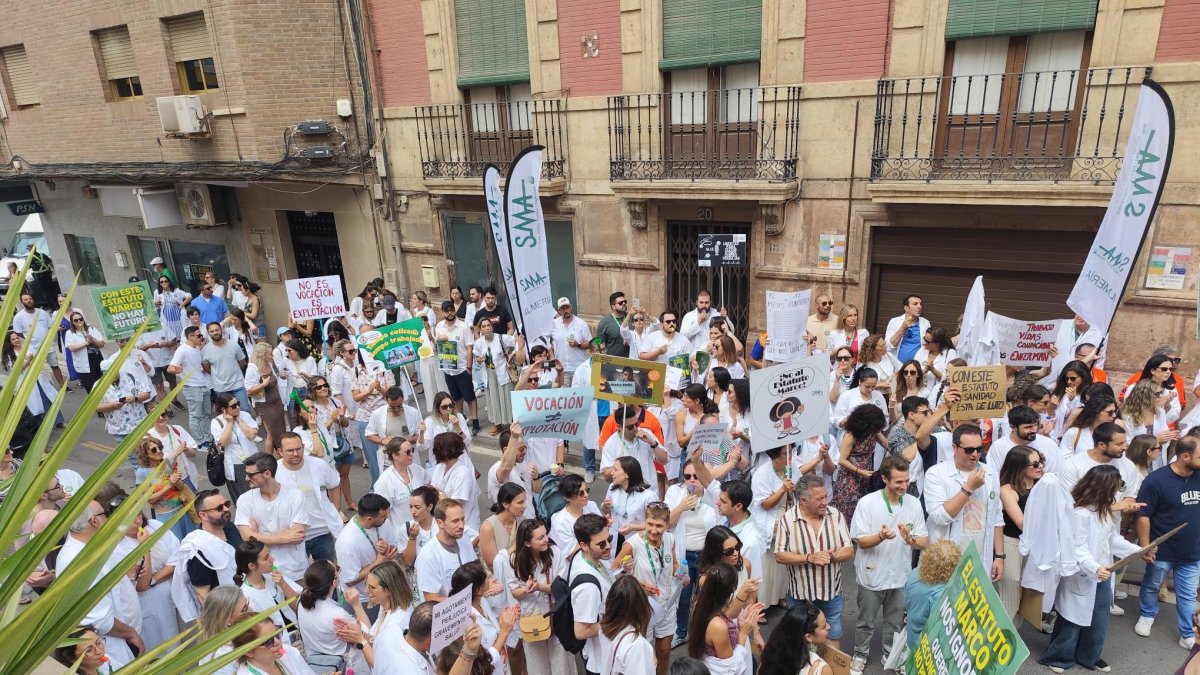 Concentración de médicos a las puertas de la Subdelegación del Gobierno de España en Almería.