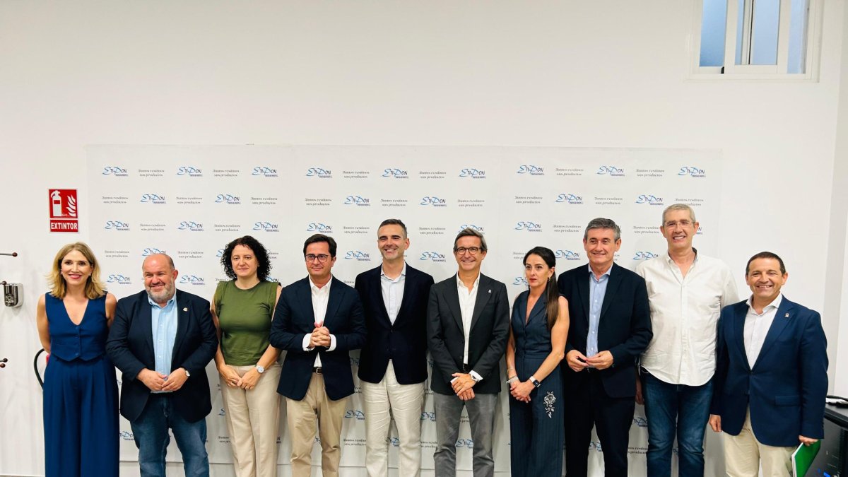 Los consejeros Ramón Fernández-Pacheco y Jorge Paradela presentan en El Ejido los nuevos incentivos del Fondo de Transición Justa