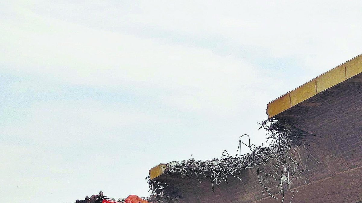 Vista de la demolición del puente de la Avenida del Mediterráneo