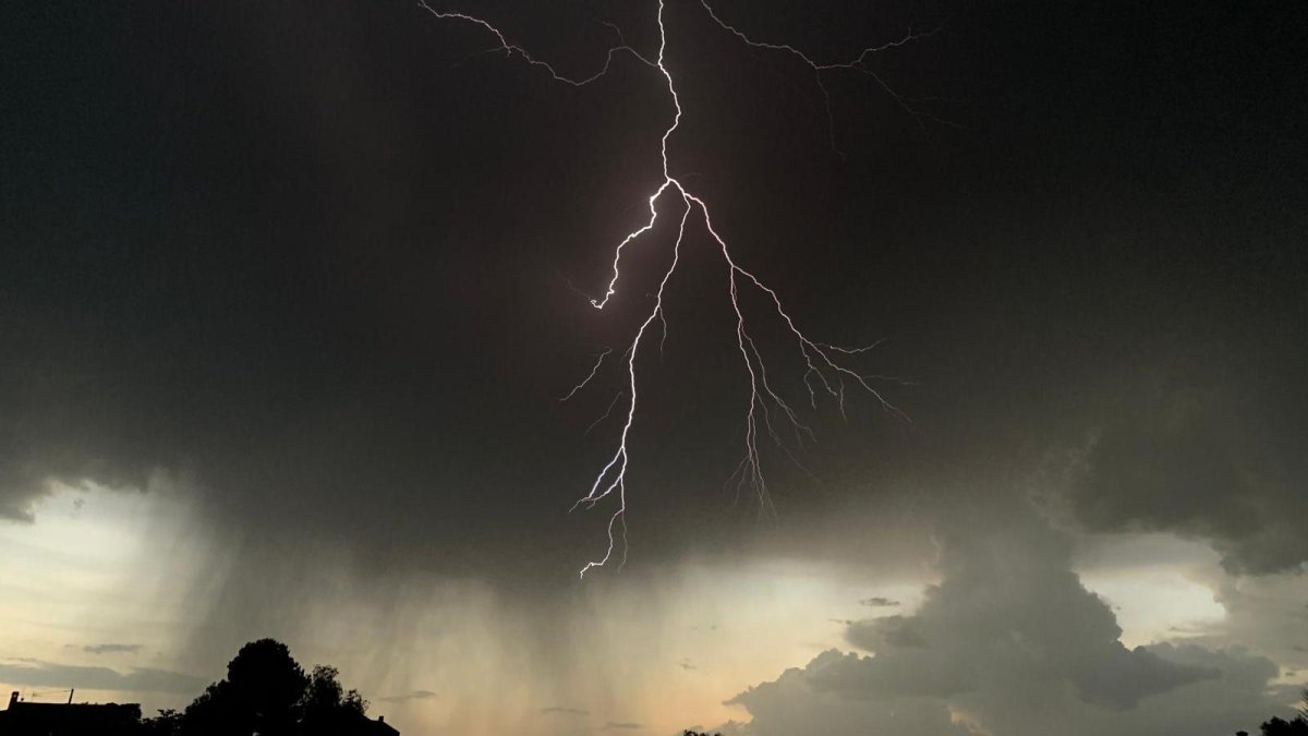 Espectacular imagen de archivo de un rayo.