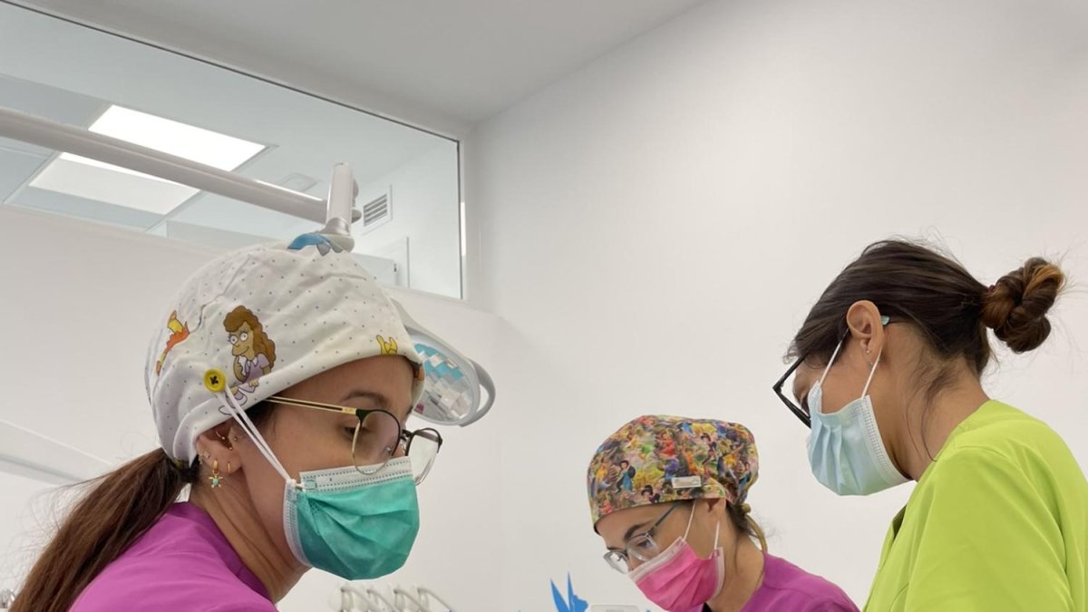 El equipo de Clínica Dental Integral durante una intervención con sedación consciente, cuidando la experiencia del paciente en todo momento.