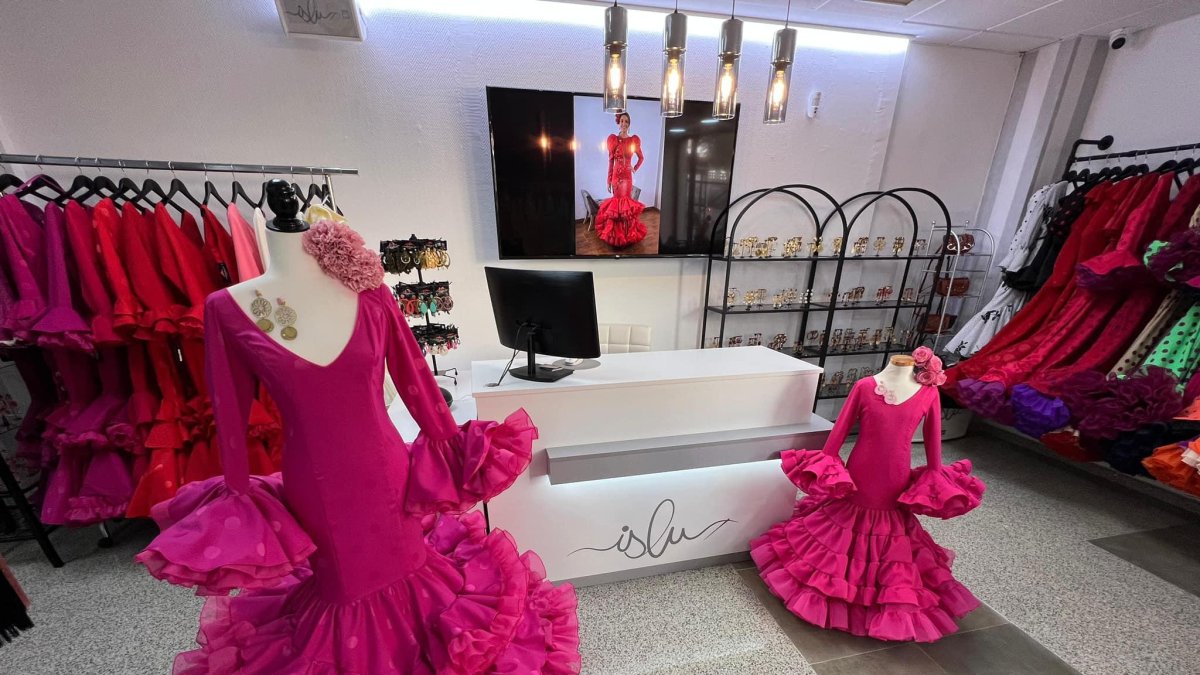 El interior de Islu Creaciones, con modelos en exposición y más de 300 diseños disponibles.