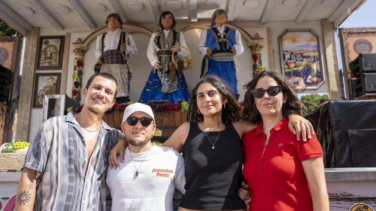 El director Ian de la Rosa (de blanco), los actores Silver y Herminia Loh y la productora Emília Fort durante el rodaje en Níjar de ‘Iván & Hadoum’.