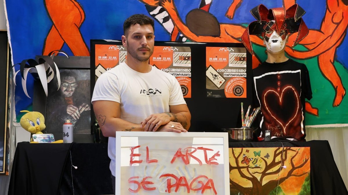 Joaquín Berenguel con su obra.