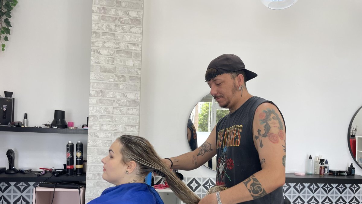 Tanito en su peluquería.