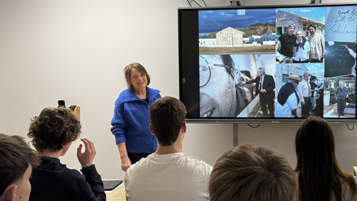 Graciela Ecker habla a estudiantes alemanes sobre Juan Carrión, John Lennon y Almería.