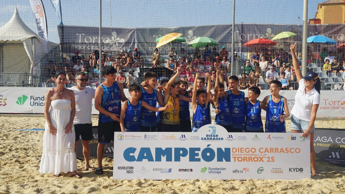 El equipo alevín masculino celebrando el éxito tras ganar el Arena Handball de Torrox, en Málaga.