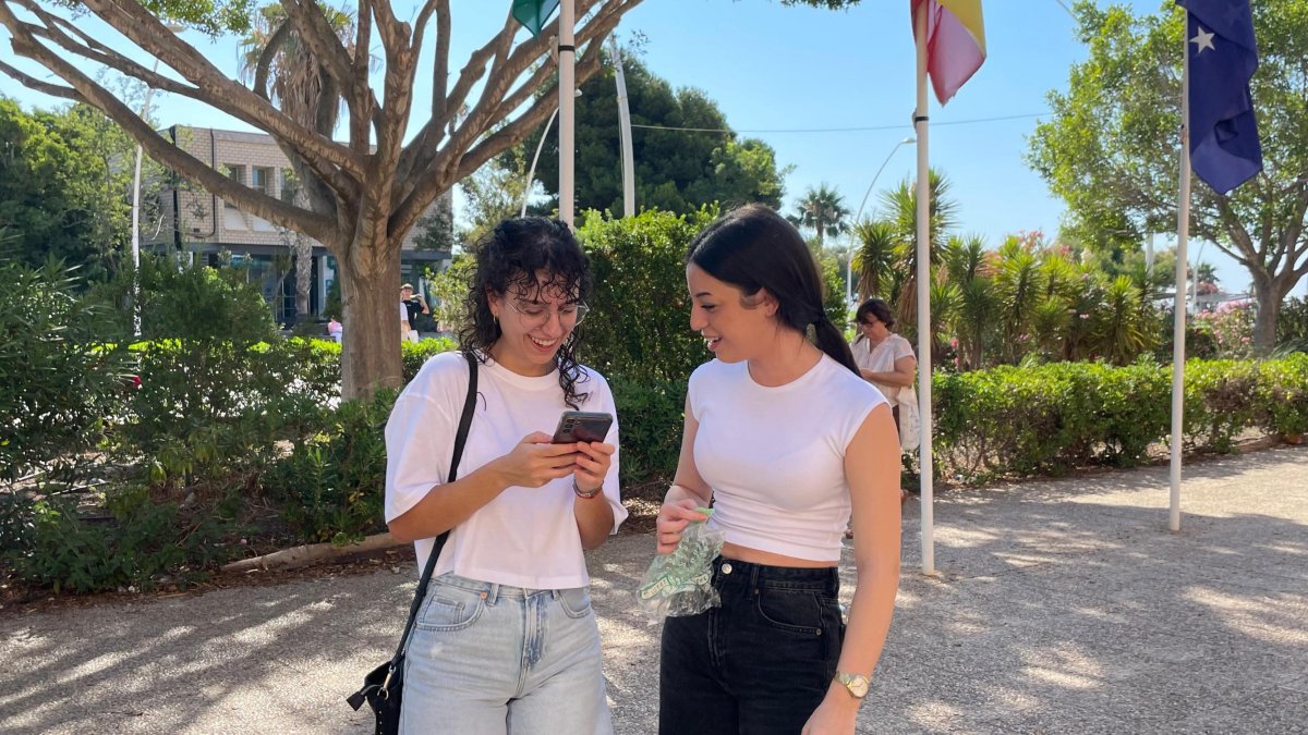 Dos estudiantes de una convocatoria anterior.