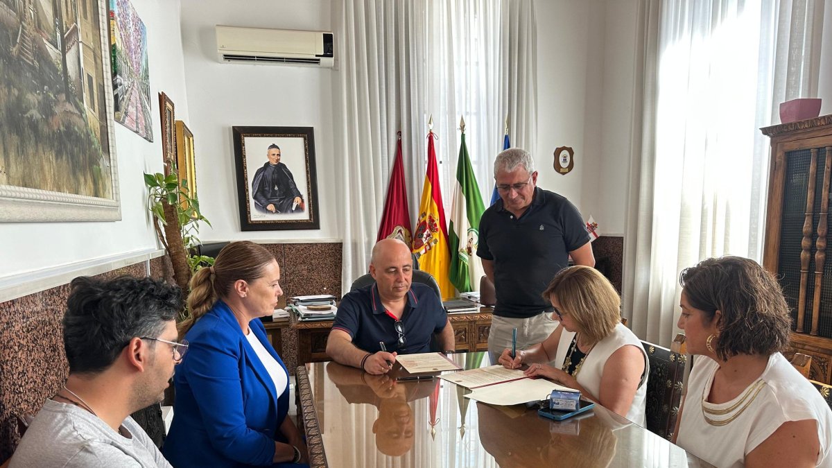 Firma del Convenio entre el Ayuntamiento de Huércal-Overa y ASTEA.