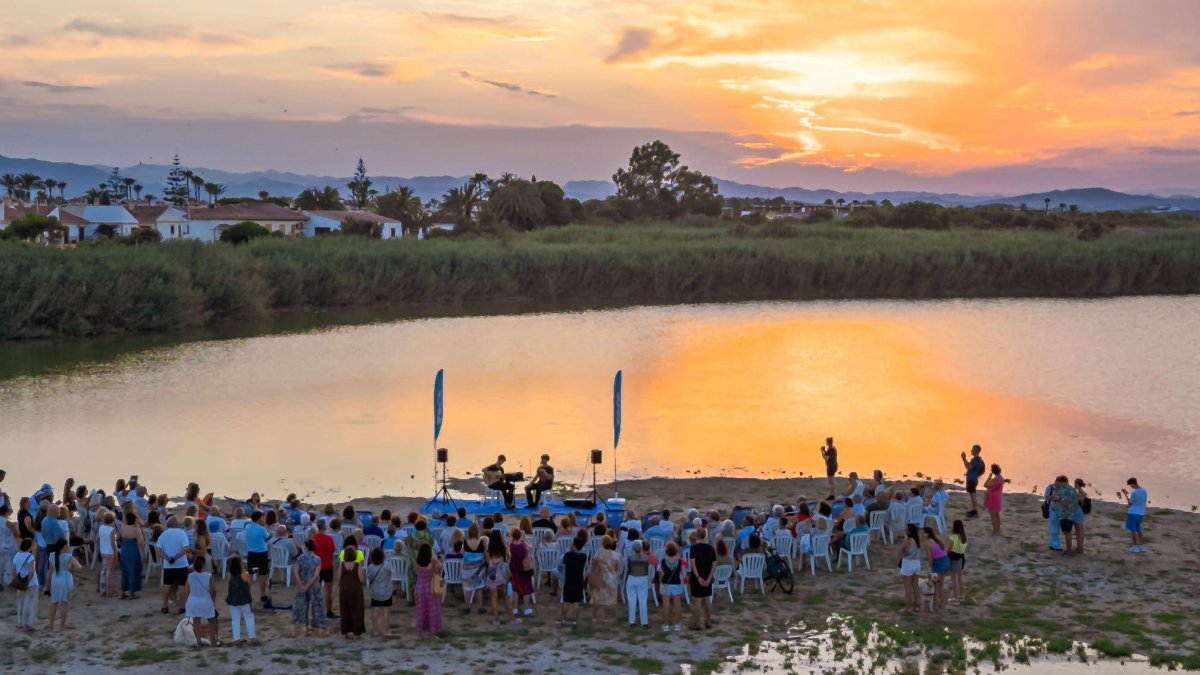 Unas 200 personas disfrutaron del primer 'Atardecer con Encanto' del verano en Vera.