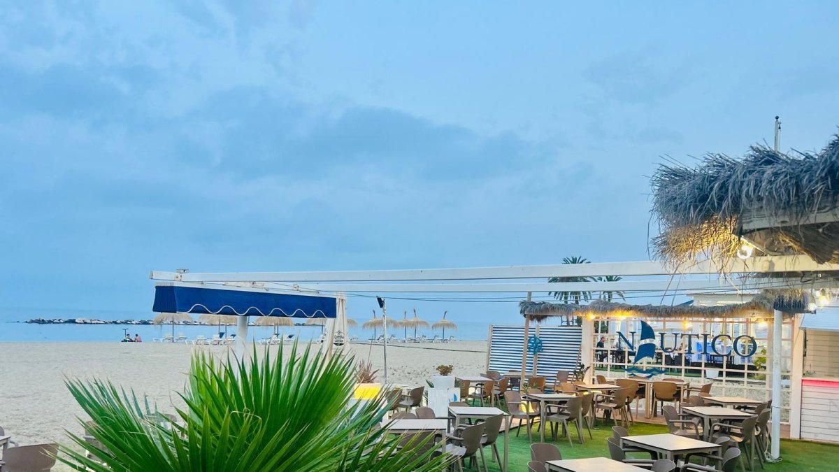 Terraza del restaurante Dreams Náutico, a pie de playa en Garrucha.