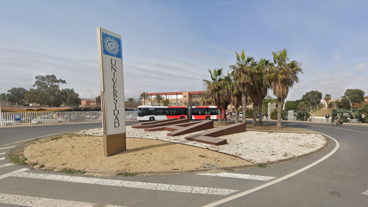La falta de frecuencias y la mala planificación de las líneas de autobús complican el acceso diario a la Universidad de Almería.