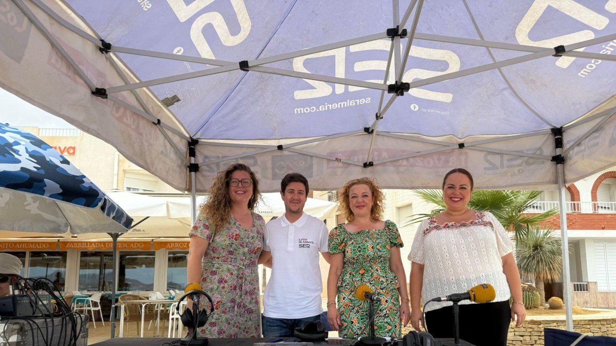 Rosa Recamán, de Carboneras Inclusiva; el periodista y presentador Guillermo Mirón y las ediles de Carboneras Ángeles Carrillo y Ana María Caparrós.