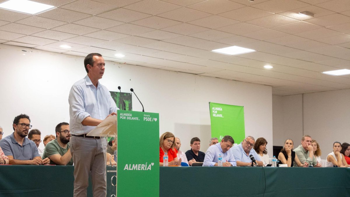 José María Martín se dirige a la militancia socialista almeriense en el Comité Provincial.
