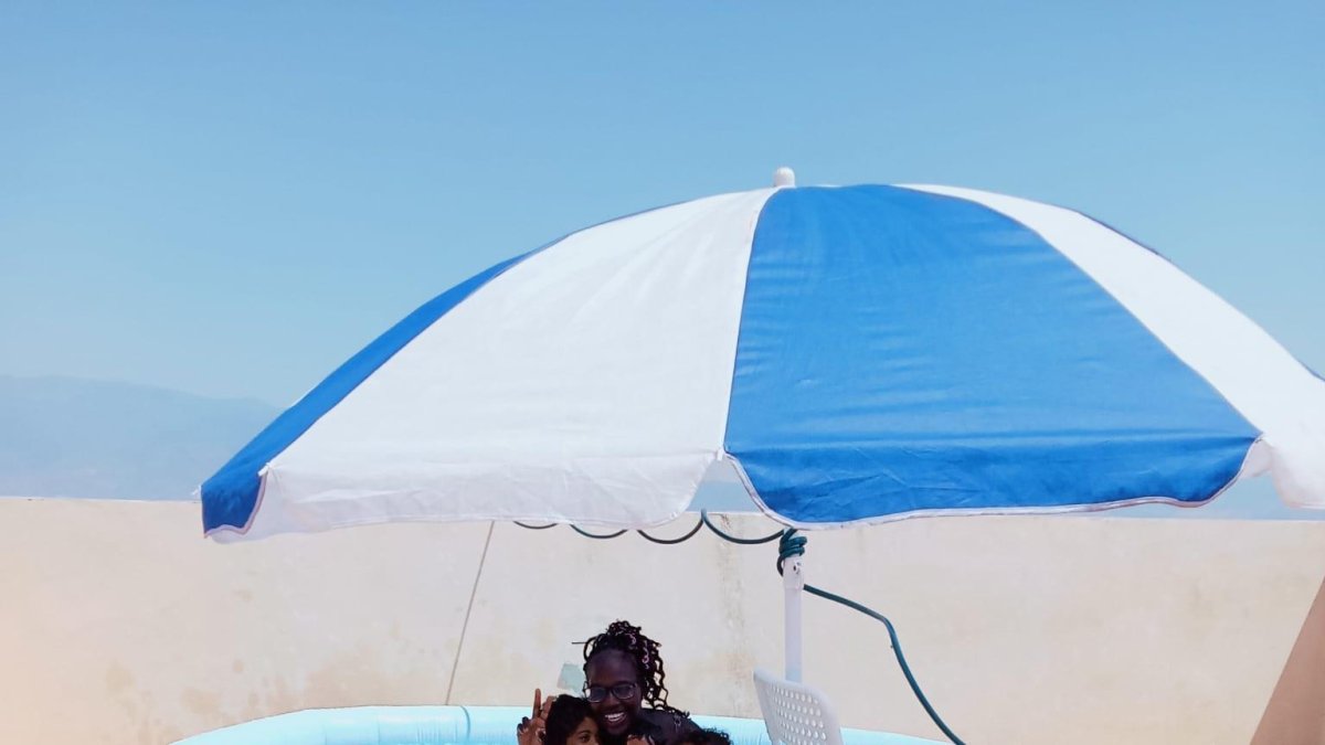 Hannah Addy junto a sus hijos disfrutando de un baño en la piscina.