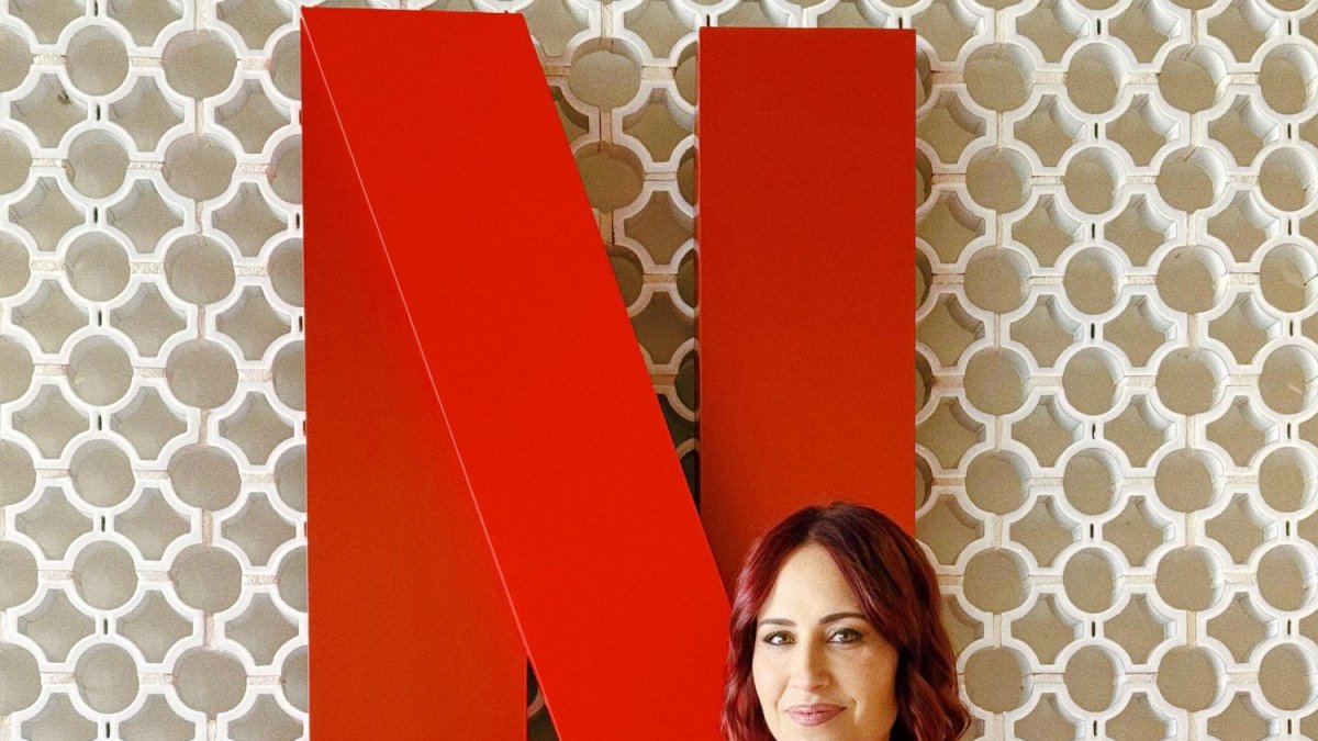 Estefanía Ruiz, en las oficinas de Netflix con su novela 'Los secretos de la cortesana'.