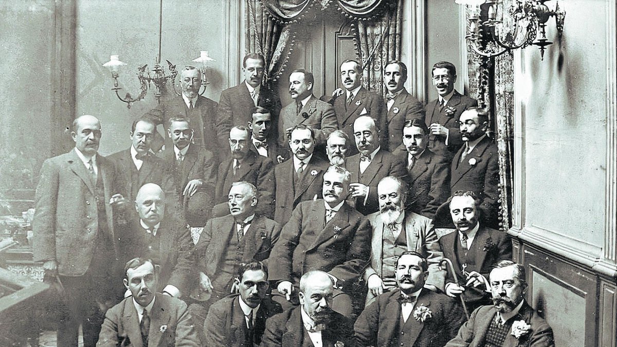 Cervantes, en el centro de  la imagen con su clásico mostacho, en una de las reuniones en el Casino cuando era su presidente.