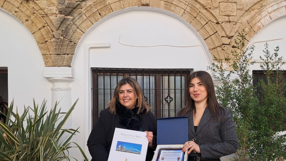 Entrega del testigo a la concejala de Turismo y Playas, Amalia López, de manos de la alcaldesa de Conil, Inmaculada Sánchez Zar