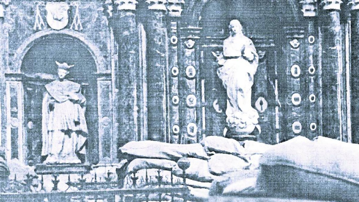 Los sacos de grano delante del trascoro de la Catedral evitaron, seguramente, que fuera destruido durante la guerra.