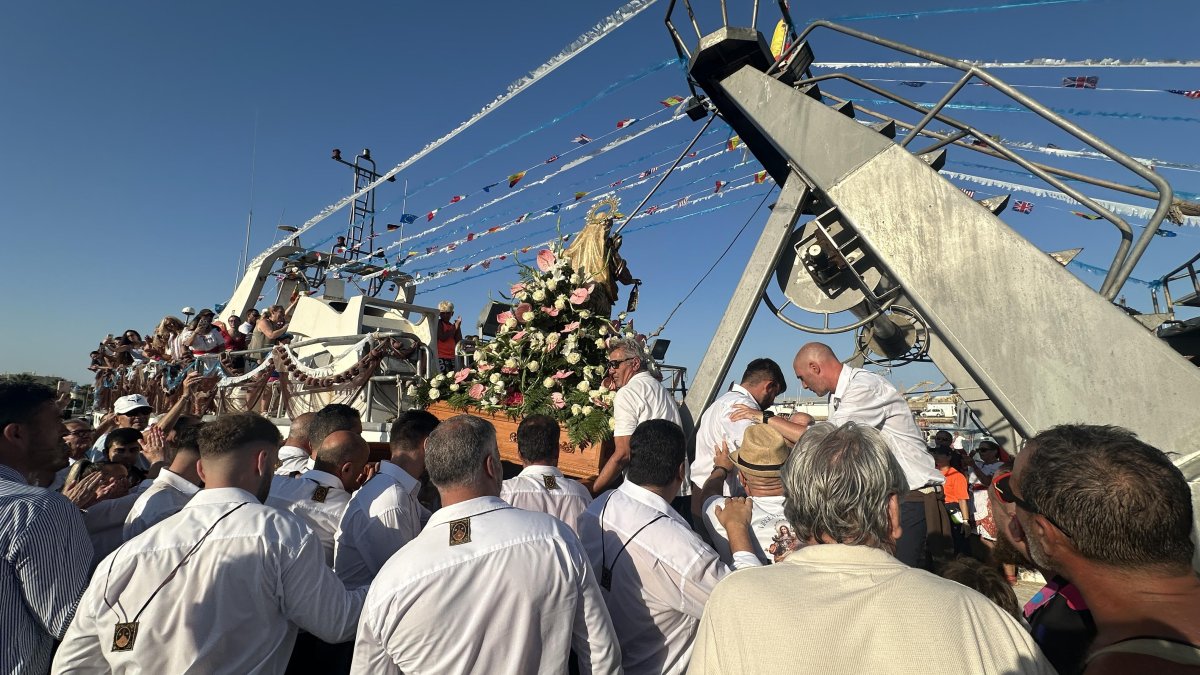 La embarcación 'El Playazo' de Garrucha ha sido la encargada este año de llevar a la Virgen del Carmen.