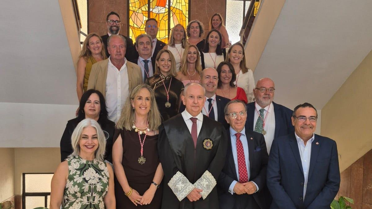 Foto de familia de la nueva Junta de Gobierno de los Administradores de Fincas en la Audiencia Provincial de Almería.