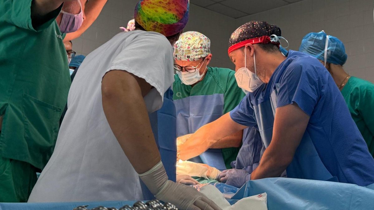 Los médicos en una de las cirugías en África este 2025.