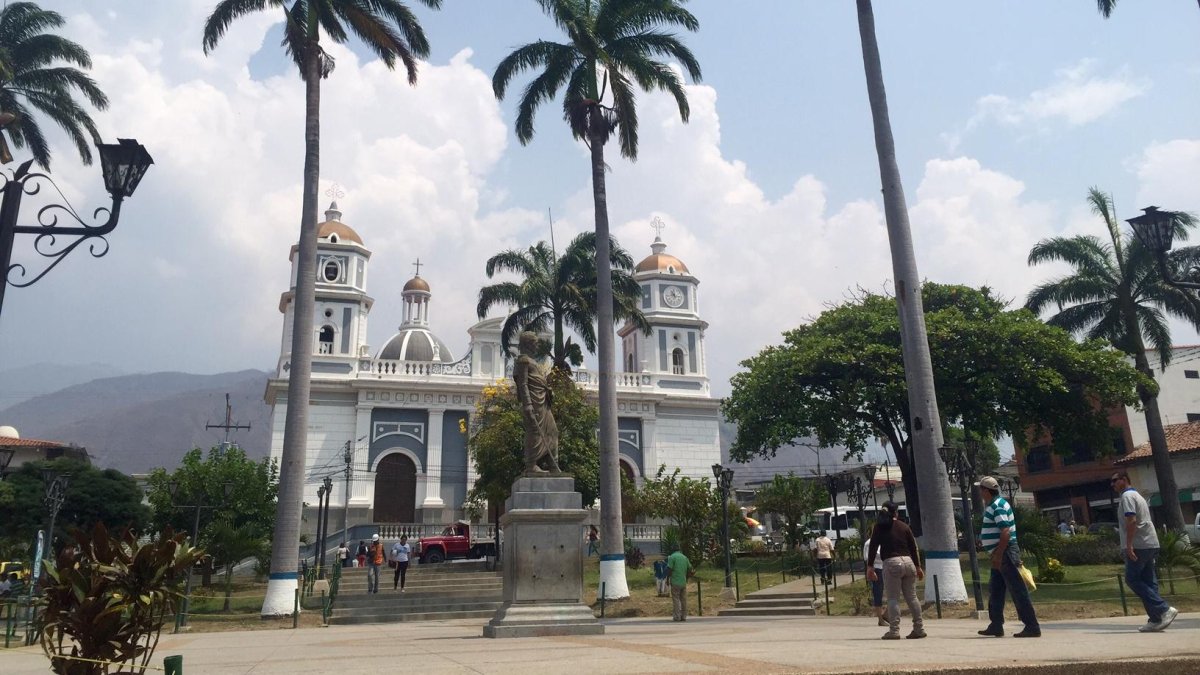 Vista del Santuario Diocesano San Buenaventura, en la Plaza Bolívar en Ejido, Campo Elías (Venezuela)