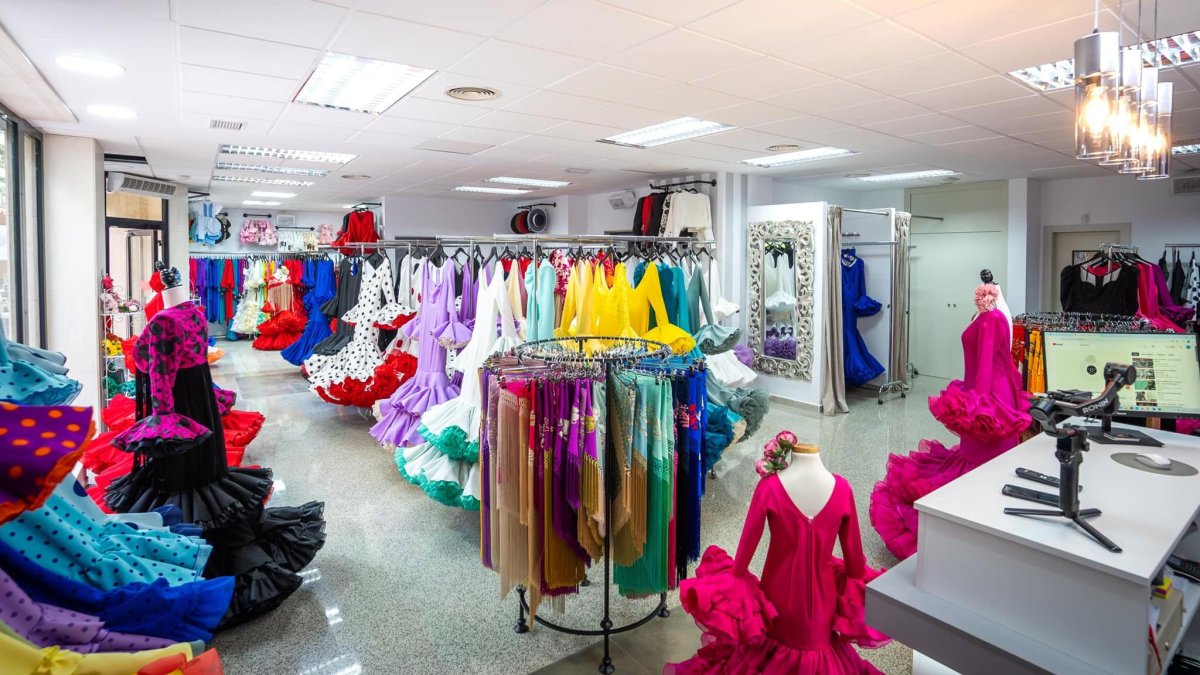 Vista interior de Islu Creaciones, con vestidos y complementos de diseño flamenco.