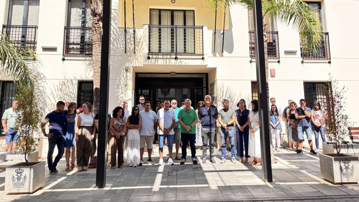 Minuto de silencio este lunes frente al Ayuntamiento de Pulpí.