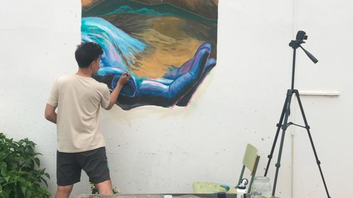 Felipe Rendón pinta su primer mural en La Alquería.
