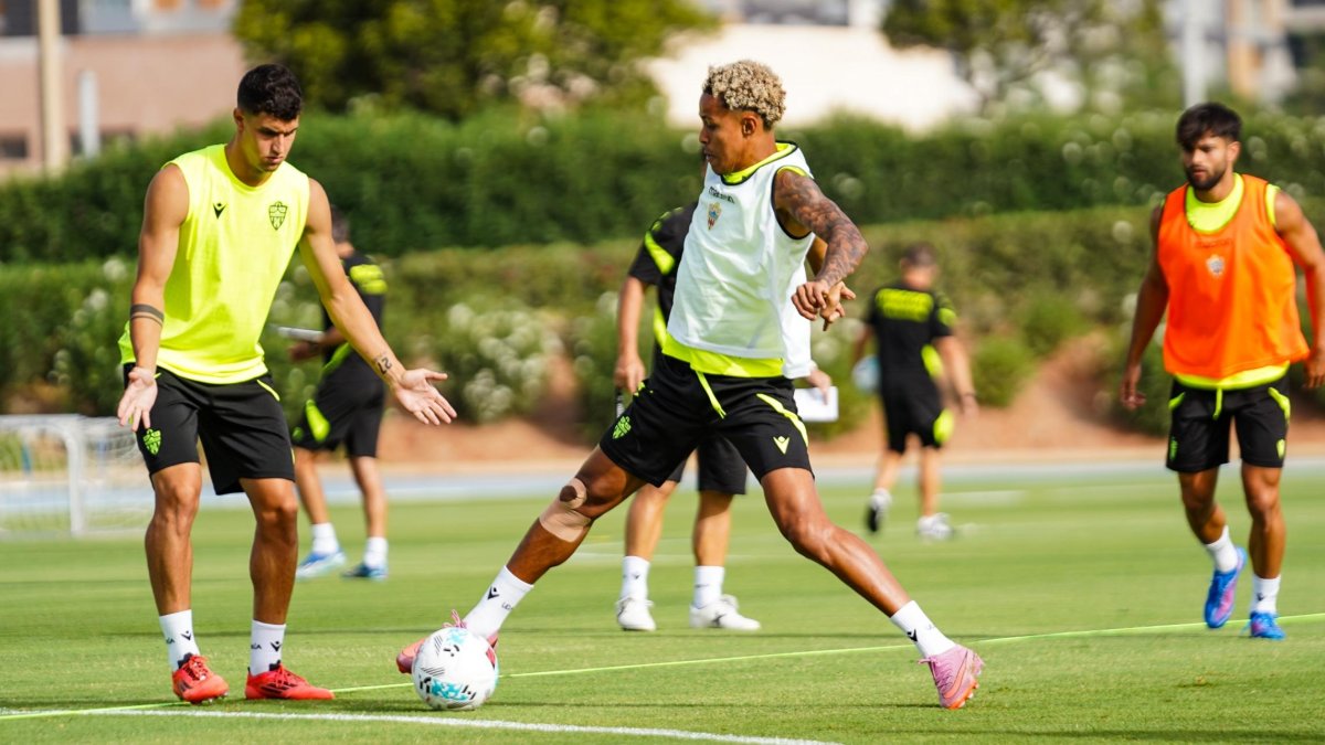 Marcos Luna, que viene del Real Zaragoza, aún no está inscrito, pero Lázaro Vinicius y Arnau Puigmal sí.