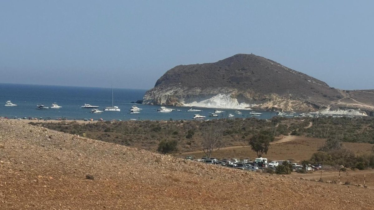 Una línea de más de veinte barcos recreativos echan el ancla en Genoveses.