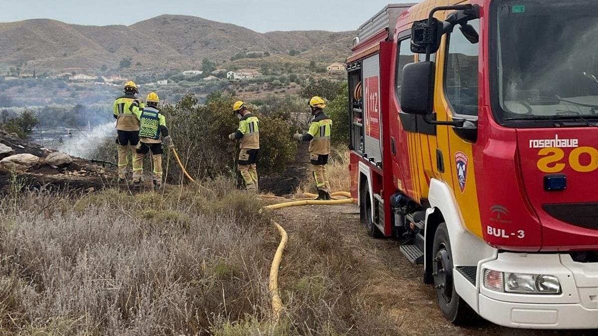 Efectivos de Bomberos del Levante en el lugar del incendio en Cantoria.