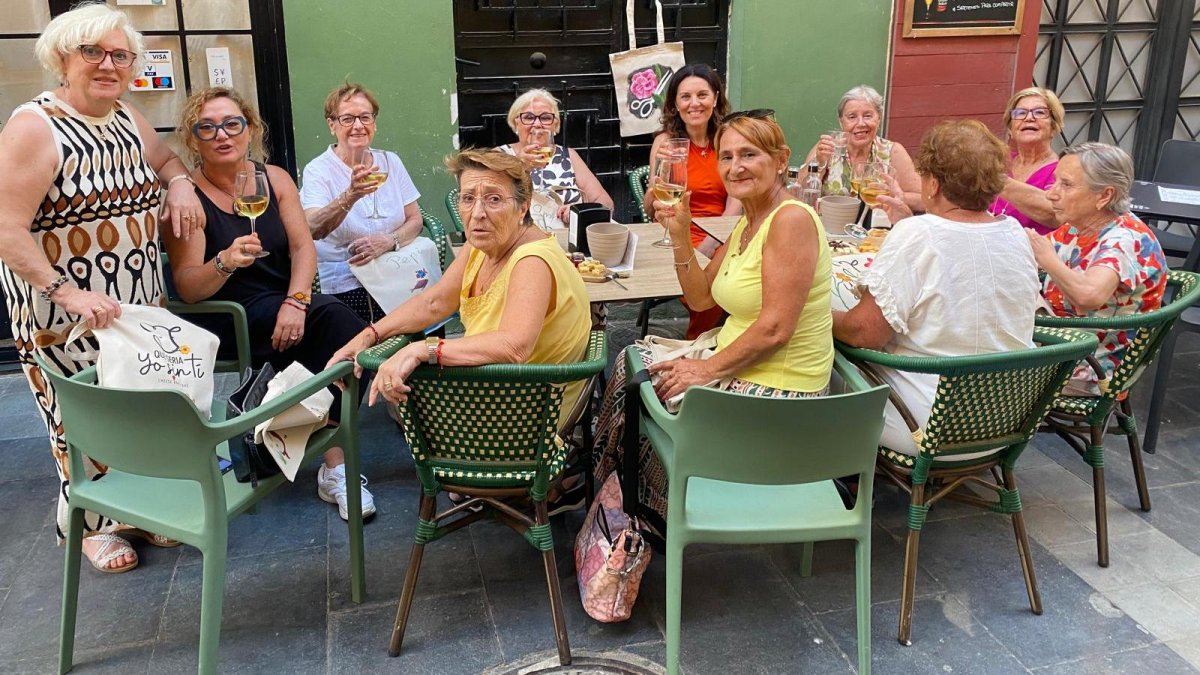 Mujeres del Casco Histórico disfrutando a la fresca en el corazón de la ciudad de Almería.