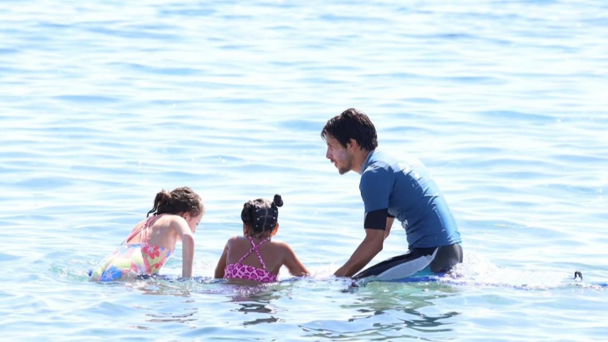 Juan Pedro Barranco, Técnico de Medio Ambiente de Holcim Carboneras e ideólogo de esta iniciativa, en la actividad acuática adaptada, junto a niñas de la asociación Carboneras Inclusiva