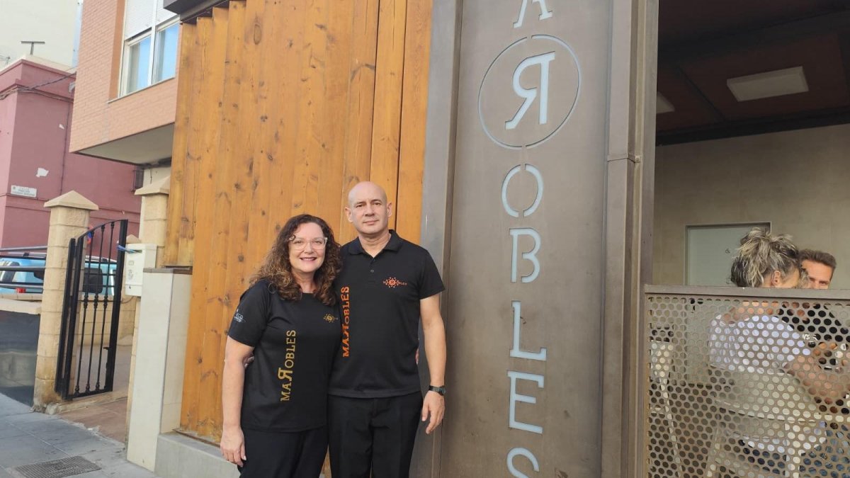 Mar Robles y su marido Manuel a las puertas del restaurante durante un día de faena.
