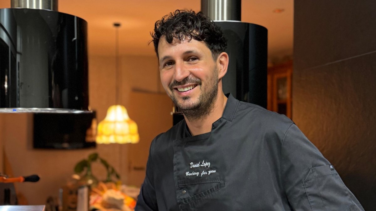 El chef privado almeriense, Daniel López, cocinando sus menús en uno de sus servicios