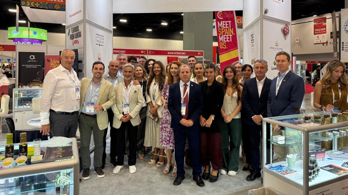Representantes institucionales y empresarios de la marca gourmet ‘Sabores Almería’, en el stand de 60 metros cuadrados del pabellón de España en la feria Americas Food & Beverage Show de Miami.