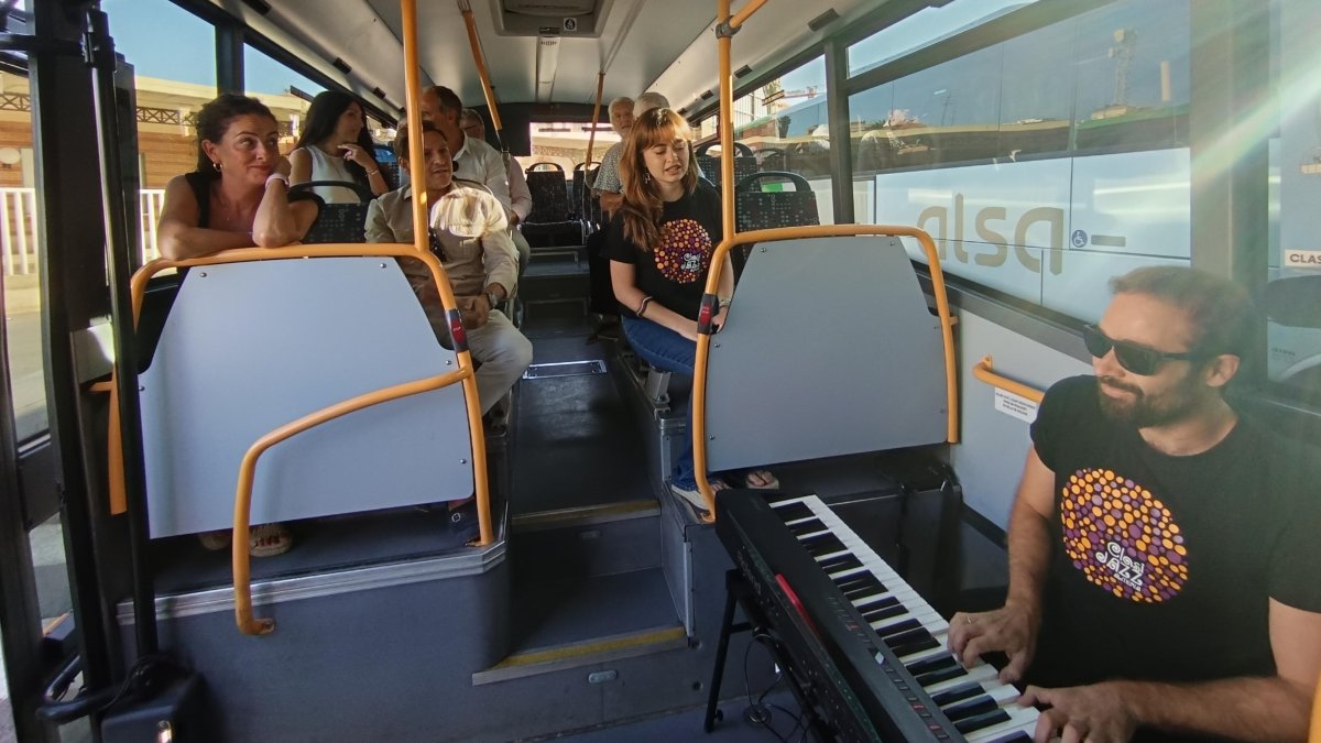 Vista general del interior del autobús mientras actúan Maravilla Sánchez y Miguel Rosales