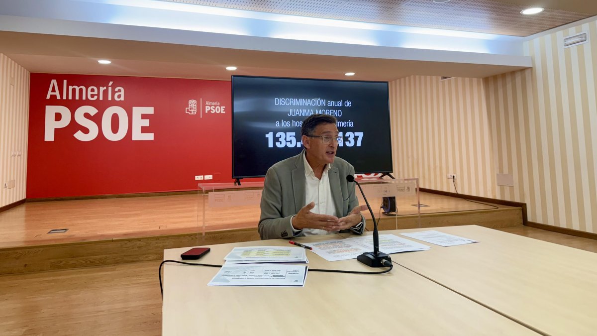 José Luis Sánchez Teruel, parlamentario autonómico por el PSOE de Almería, en la rueda de prensa de este martes.
