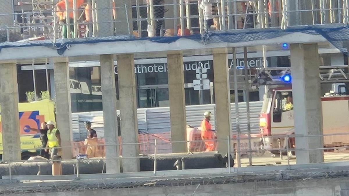 Ambulancia y Bomberos en el lugar del accidente laboral en las obras de la nueva Estación Intermodal de Almería.