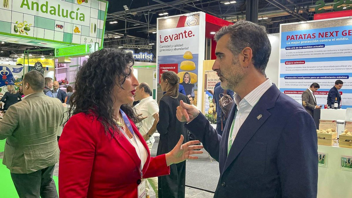 María del Mar Vázquez, alcaldesa de Almería, habla con Ramón Fernández-Pacheco, consejero de Agricultura, Pesca, Agua y Desarrollo Rural, este martes en Fruit Attraction.