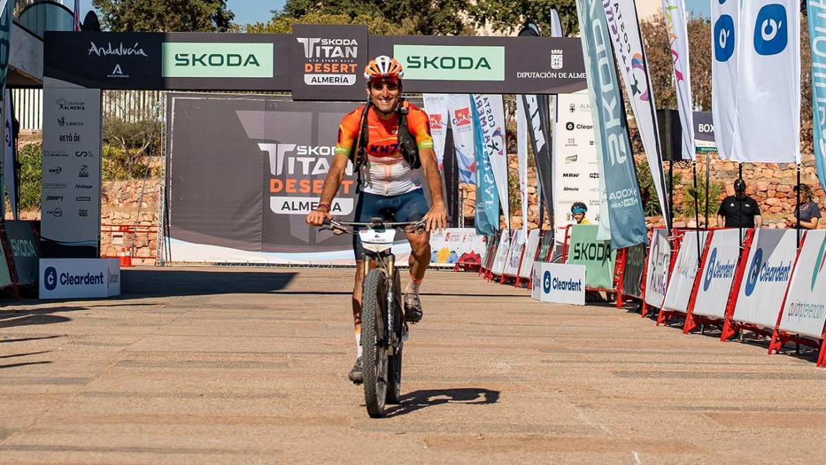 La sonrisa de Luis Ángel Maté llegando a la línea de meta en El Toyo.