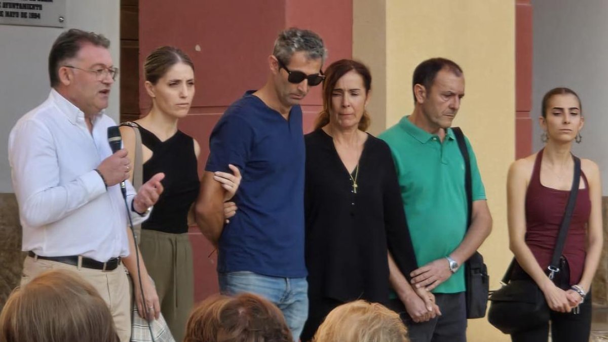 Encarna, cuñada de Antonio Campos (segunda por la izquierda), junto al alcalde de Berja y los hermanos del fallecido.