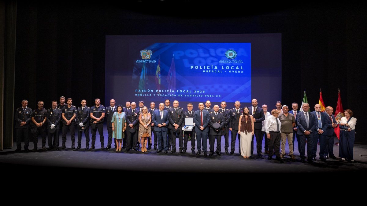 Foto de familia tras el acto institucional de la Policía Local de Huércal-Overa.